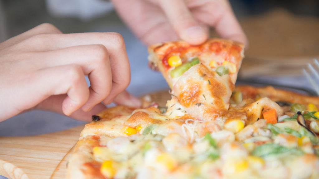 妊婦とピザ 妊娠中はピザのチーズはng 栄養素や影響と6つの注意点 はじめてママ