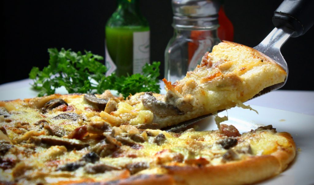 妊婦とピザ 妊娠中はピザのチーズはng 栄養素や影響と6つの注意点 はじめてママ
