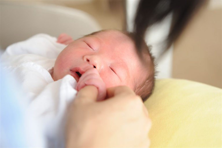 赤ちゃんは睡眠時間が短い？新生児の平均睡眠時間と2つの注意点 はじめてママ