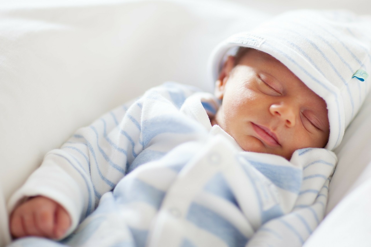 赤ちゃんが寝すぎ！新生児の睡眠時間が長い原因と病気や障害リスク、3つ注意点 はじめてママ