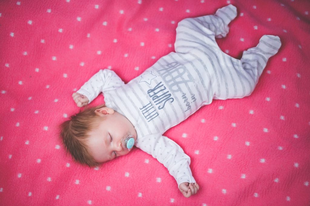 赤ちゃんの寝相が悪いのは危険？新生児・幼児の寝相が悪い原因と5つの対策 はじめてママ